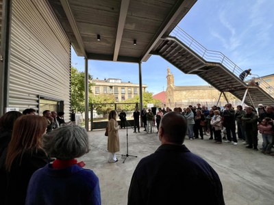 La regidora Pilar Bosch presenta el nou cicle expositiu.