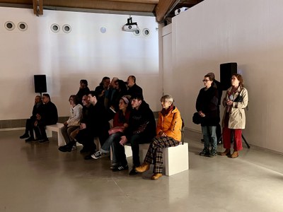 Públic assistent al nou cicle expositiu de La Panera.