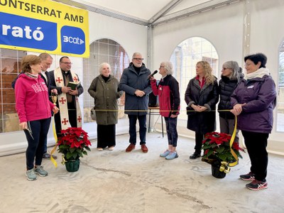 La presidenta de l'AV de la Partida de Montserrat, Montserrat Casadellà, amb l'alcalde, Fèlix Larrosa, i membres de la corporació municipal, durant l….