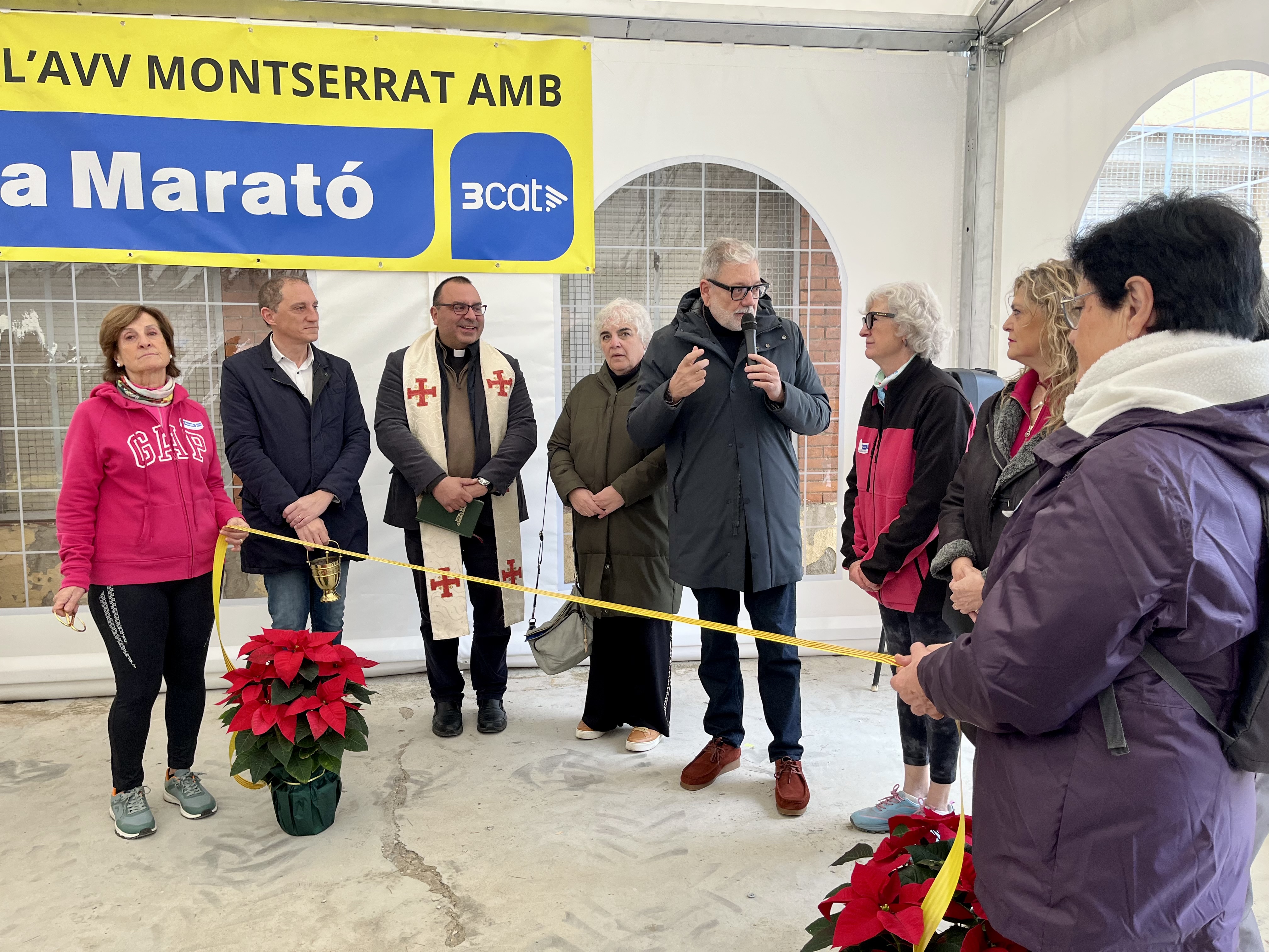 L'alcalde, Fèlix Larrosa, amb membres de la corporació municipal i la presidenta de l'AV de la partida, Montserrat Casadellà, durant la inauguració