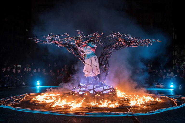 Imatge d' "Olea", espectacle de poesia visual adreçada a tots els públics que combina música, dansa i teatre, al voltant d’una foguera i amb l’olivera com a protagonista