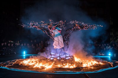 Imatge d' "Olea", espectacle de poesia visual adreçada a tots els públics que combina música, dansa i teatre, al voltant d’una foguera i amb l’oliver….