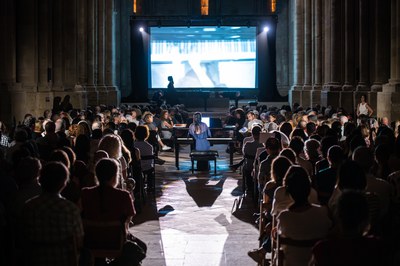 La cloenda de la Viñenale va combinar tres pianos, veu, moviment, llum i videoart.