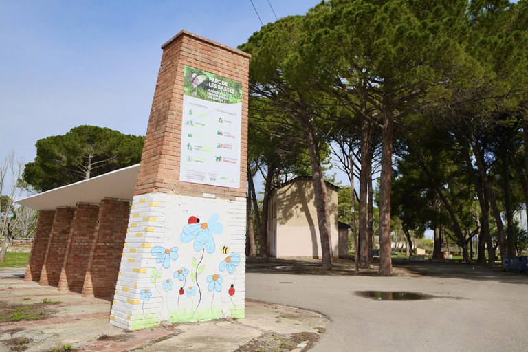 Imatge de l'accés al Parc de Les Basses, amb les normes d'ús del parc.