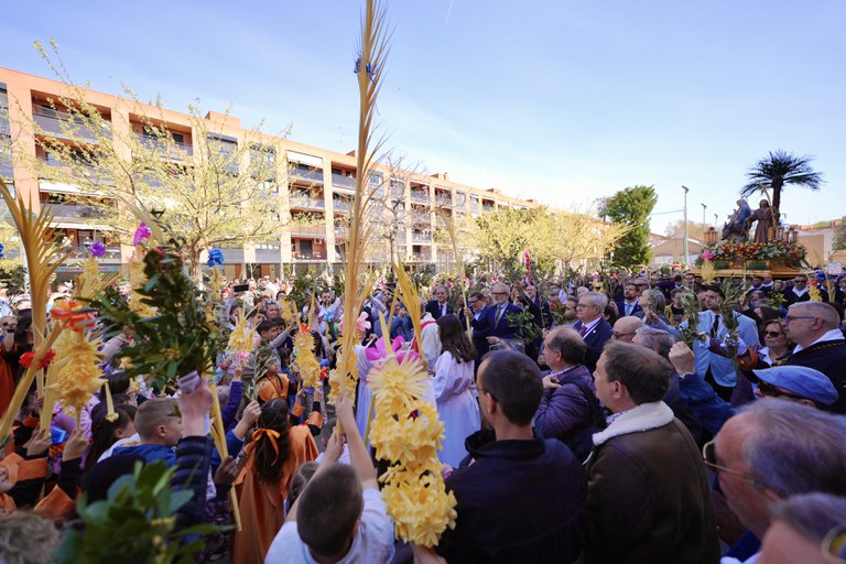 Nombrosos lleidatans i lleidatanes han assistit a la benedicció de palmes i palmons  de diumenge de Rams al barri de Pardinyes.