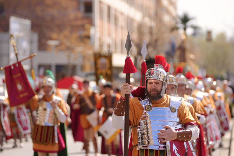 El pas de la Somereta ha recorregut diferents carrers del barri de Pardinyes precedida dels Armats de la Sang i acompanyat de la confraria de la Casa d'Aragó.