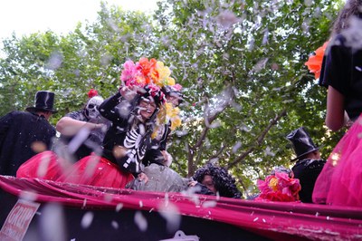 La rambla de Ferran s'omple de confeti en la Batalla més festiva..