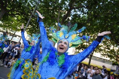 Carrosses d'entitats, elements de cultura popular i grups de música i animació, a la Batalla de Flors de Lleida..