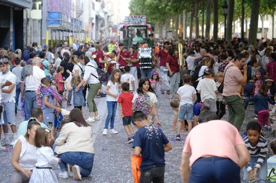 La Batalla més festiva, amb confeti i serpentines..