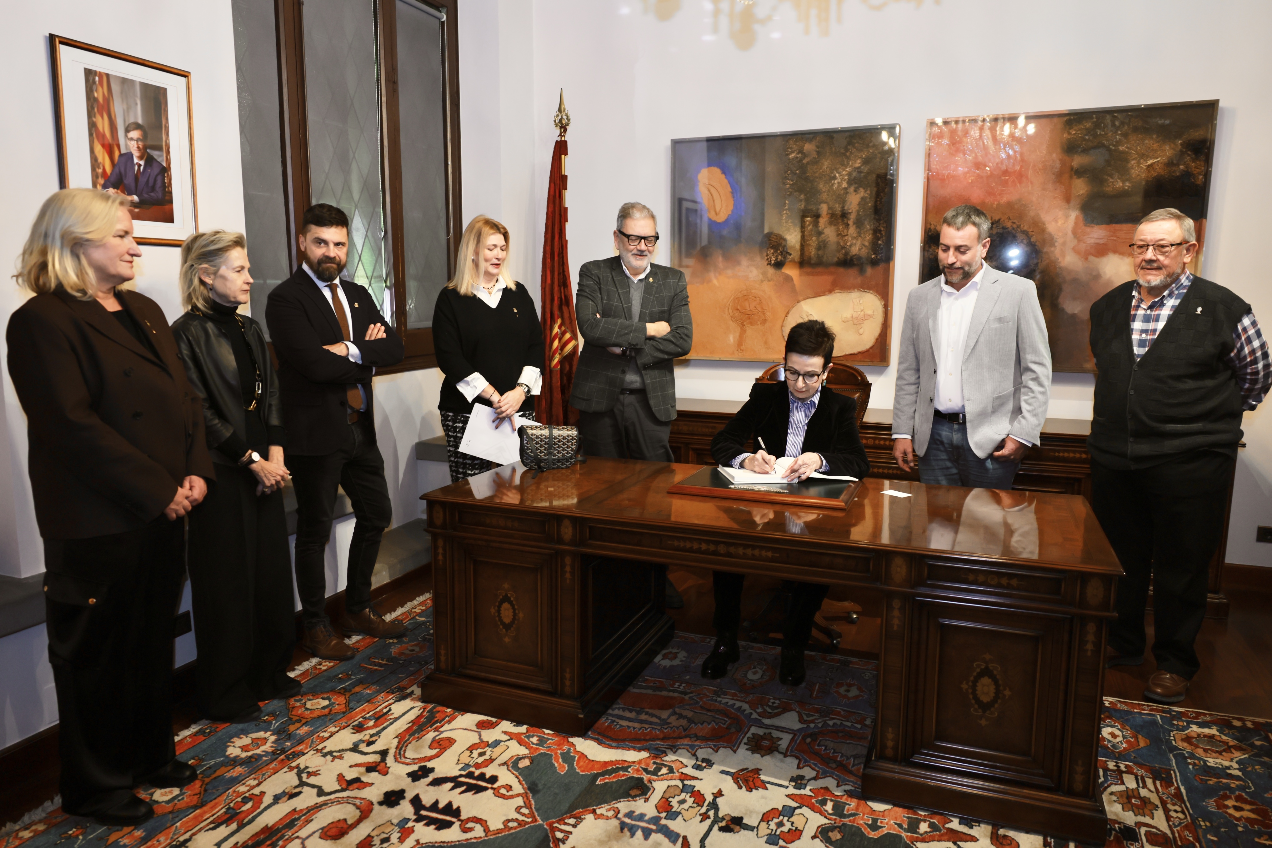 Abans de començar el pregó, Carme Ruscalleda ha signat en el Llibre Blanc de l’Associació Cultural i Recreativa Els Pagesos.