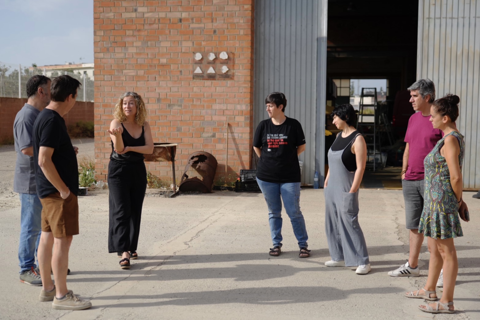 La regidora Pilar Bosch ha ressaltat la qualitat i l’alt nivell de les companyies teatrals lleidatanes. en la visita a Marbi Espais de Creació