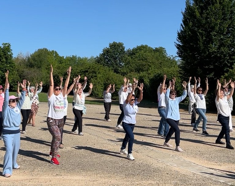 Taitxí i ioga a l’aire lliure són dues activitats de la Regidoria d’Esports, adreçades a persones adultes, que tindran lloc al juliol i agost. Imatge d’arxiu de la gimcana d’aquest maig a l’Arborètum.