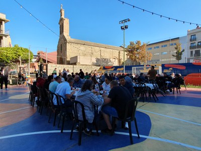 Per recaptar fons per al projecte, Superant fronteres ha organitzat aquest matí al Pati de la Panera un esmorzar “de forquilla”.