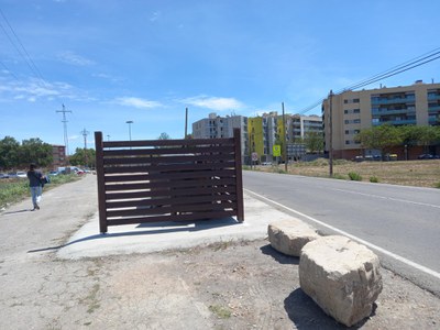 L'illa de contenidors a l'inici del Camí de la Mariola amb la nova tanca.