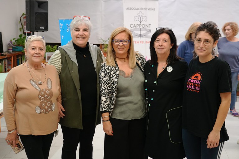 La tinent d'alcalde i membres de l'associació de veïns amb la instructora Paula Ibáñez