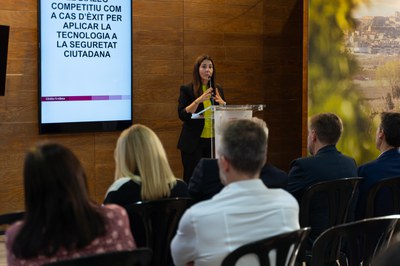 La tinenta d'alcalde Cristina Morón ha presentat les novetats en tecnologia per a la seguretat.