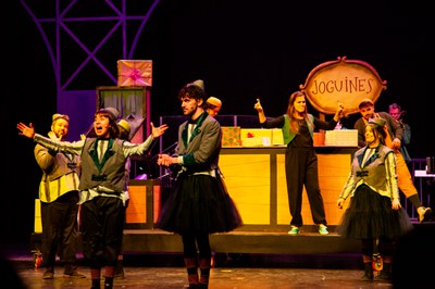 Tot l'espectacle es pot seguir també amb la llengua dels signes.