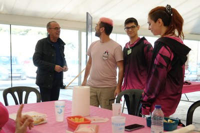 L'estand dels Guinea Pink d'Alguaire rep la visita de l'alcalde Pueyo