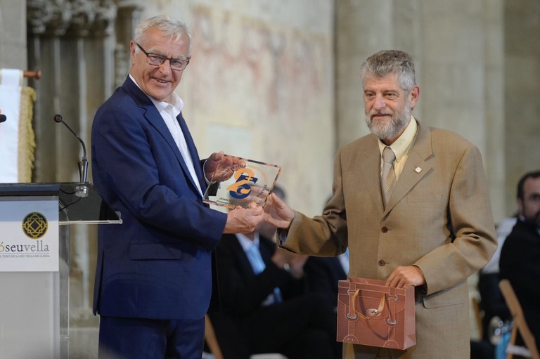 Ribó ha rebut una placa commemorativa de mans de Josep Lluís Gàzquez, representant de l’Associació de Moros i Cristians