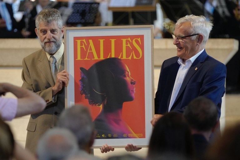 Ribó ha obsequiat l’Associació de la Festa de Moros i Cristians amb un cartell de les falles valencianes.