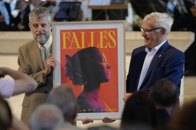 Ribó ha obsequiat l’Associació de la Festa de Moros i Cristians amb un cartell de les falles valencianes..