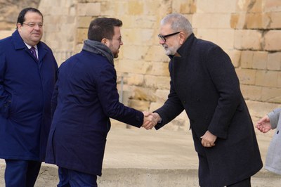 Aragonès i Larrosa se saluden, davant la mirada del conseller Elena.