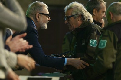 L'alcalde Larrosa fent el lliurament d'una de les distincions.