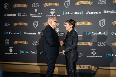 El paer en cap, Fèlix Larrosa, amb la presidenta de la FEB, Elisa Aguilar, al claustre de la Seu Vella en la cerimònica del Hall of Fame..