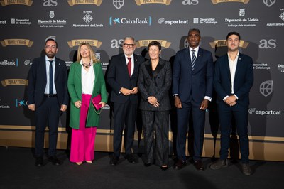 El paer en cap, Fèlix Larrosa, amb la presidenta de la FEB, Elisa Aguilar, i membres de la Corporació Municipal..