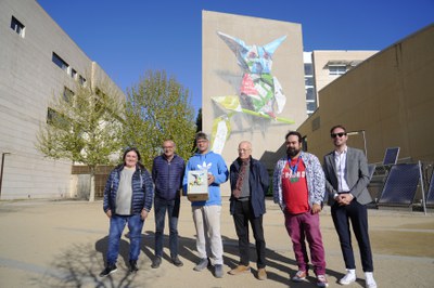 Representants de les institucions i l'organització davant de l'obra, a càrrec de l'artista Dadospuntocero, que ha donat el tret de sortida a la ruta ….