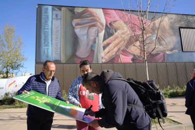 L'artista canari Sabotaje al Montaje signa el cartell del festival al davant de la seva obra.