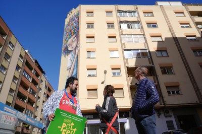 Intercanvi d'opinions davant del mural de Vinie, situat en un edifici al carrer Doctor Zammenhoff.