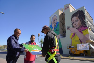 El mural dedicat a l'Aplec del Caragol situat en un edifici de l'avinguda President Josep Tarradellas.