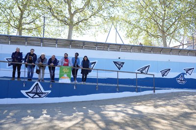 Finalització de l'itinerari davant del mural del Plenari dels Infants i Adolescents.