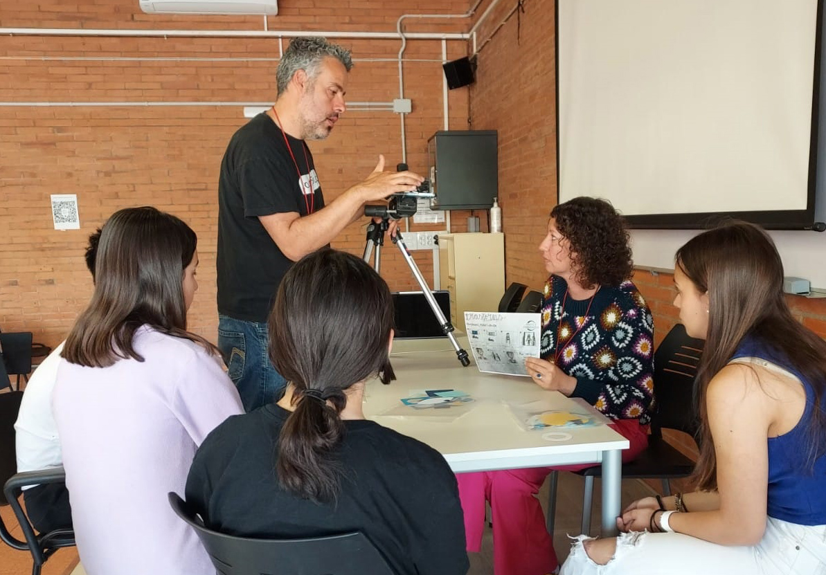 Una de les sessions a l'aula del projecte "Posa't en on"