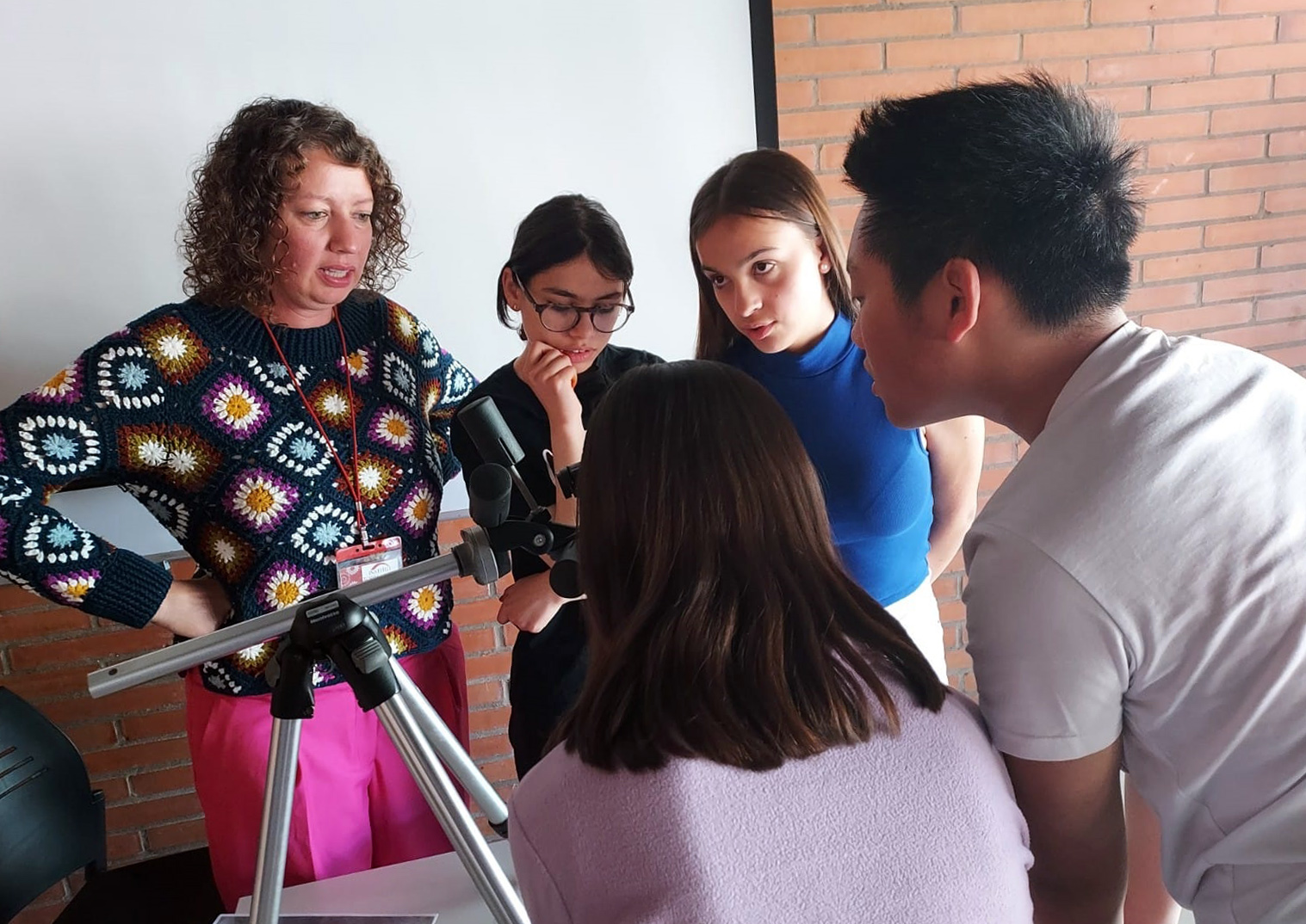 Una de les sessions a l'aula del projecte "Posa't en on"