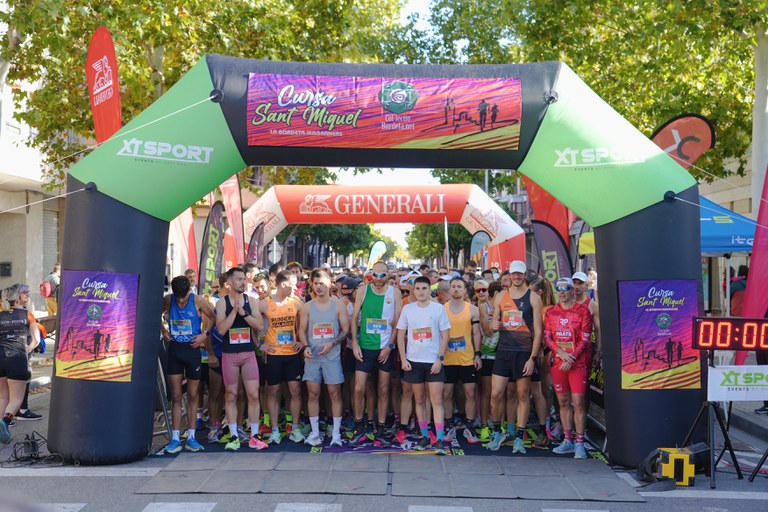 Abans de començar la cursa els corredors i corredores han homenatjat Víctor Rodríguez, corredor i veí del barri