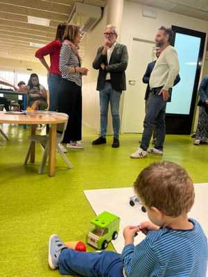 Larrosa visita la ludoteca de la Bordeta, acompanyat dels regidors Xavi Blanco i Roberto Pino.