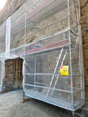 Portalada de Santa Maria de Gardeny en obres.