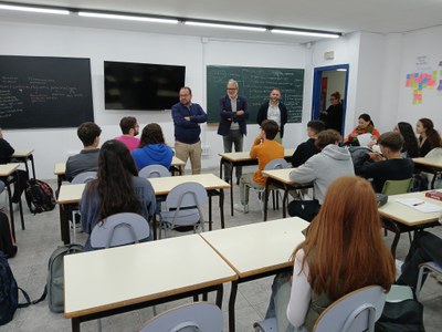 L'alcalde ha respost les preguntes de l'alumnat i els ha detallat alguns dels projectes que estan en marxa.