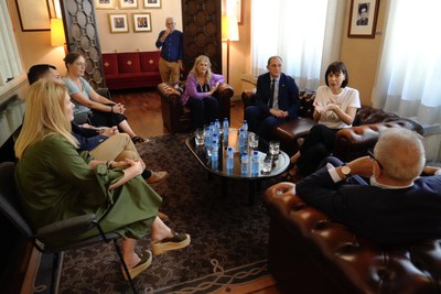 La ministra ha mantingut una trobada amb els representants dels grups a la Paeria.