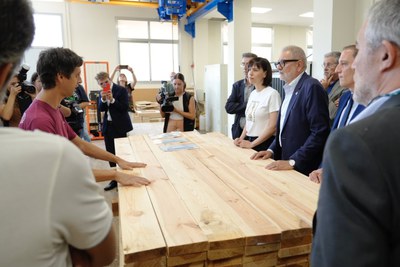 La ministra ha pogut conèixer la recerca que es fa a Incafust.