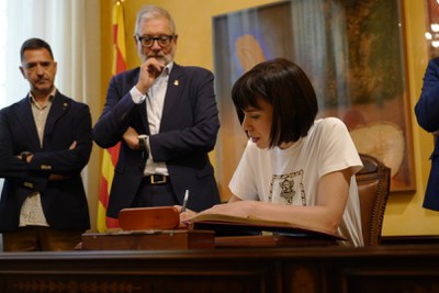 La ministra ha signat al Llibre d'Honor de la Paeria.