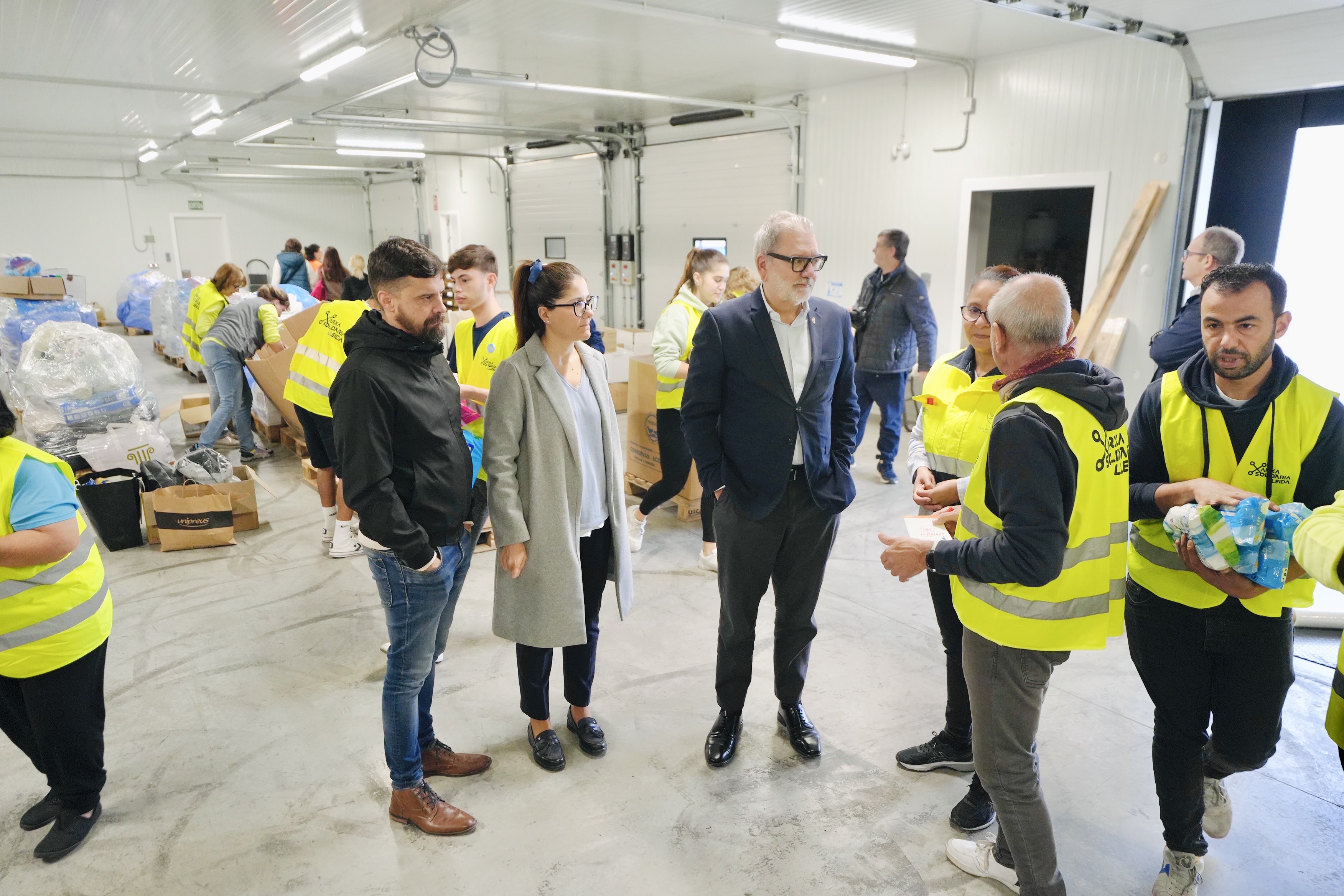 El paer en cap, Fèlix Larrosa, i els tinents d'alcalde Cristina Morón i Carlos Enjuanes, han visitat aquest matí Edullesa, on s'està classificant el material recaptat.