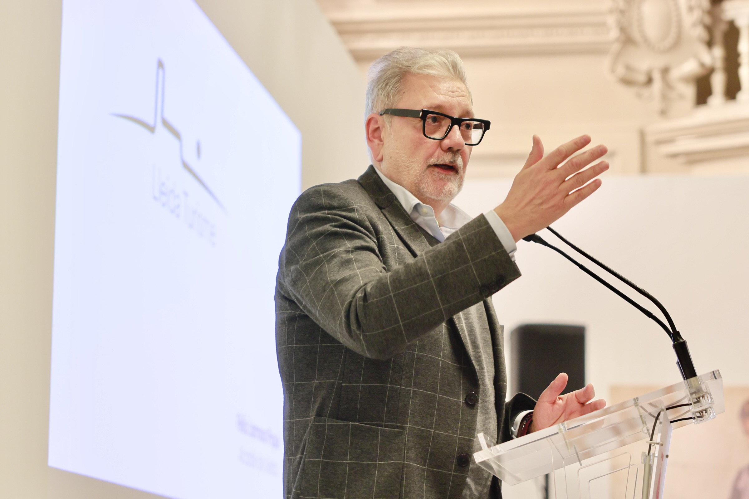 El paer en cap, Fèlix Larrosa, ha presentat la nova imatge que identificarà Lleida Turisme.