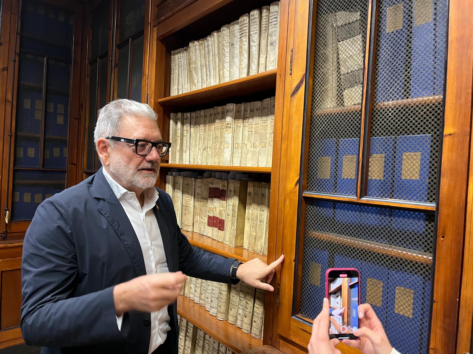 Quan ha acabat la roda de premsa, el paer en cap ha ensenyat als mitjans de comunicació que tota la ciutat és plena d’història, com els llibres de l’Arxiu els quals van ser atravessats per bales de la guerra civil quan disparaven des de l’altre costat del riu.