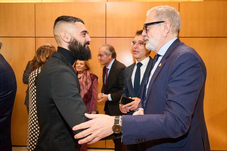 El paer en cap, Fèlix Larrosa, i l'artista Juan Zamora, a la Fundació Sorigué.