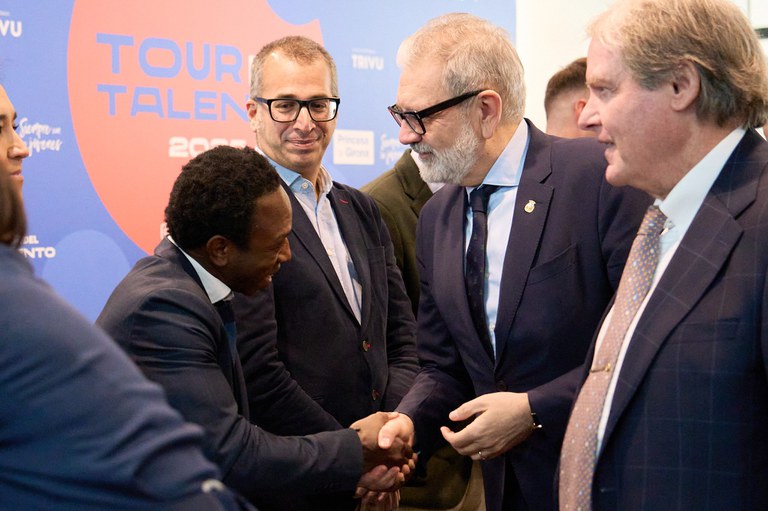 L'alcalde Larrosa ha saludat el ghanès Ousman Umar, fundador de l'ONG Nasco Feeding Minds.