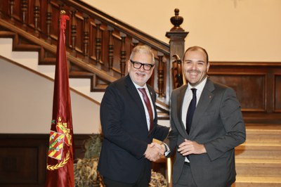 L’alcalde de Lleida, Fèlix Larrosa, ha presidit la recepció institucional al conseller de Presidència, Albert Dalmau, a l’Ajuntament de Lleida.