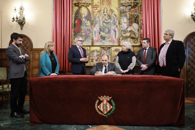 Dalmau ha signat el Llibre d'Or a la Paeria.